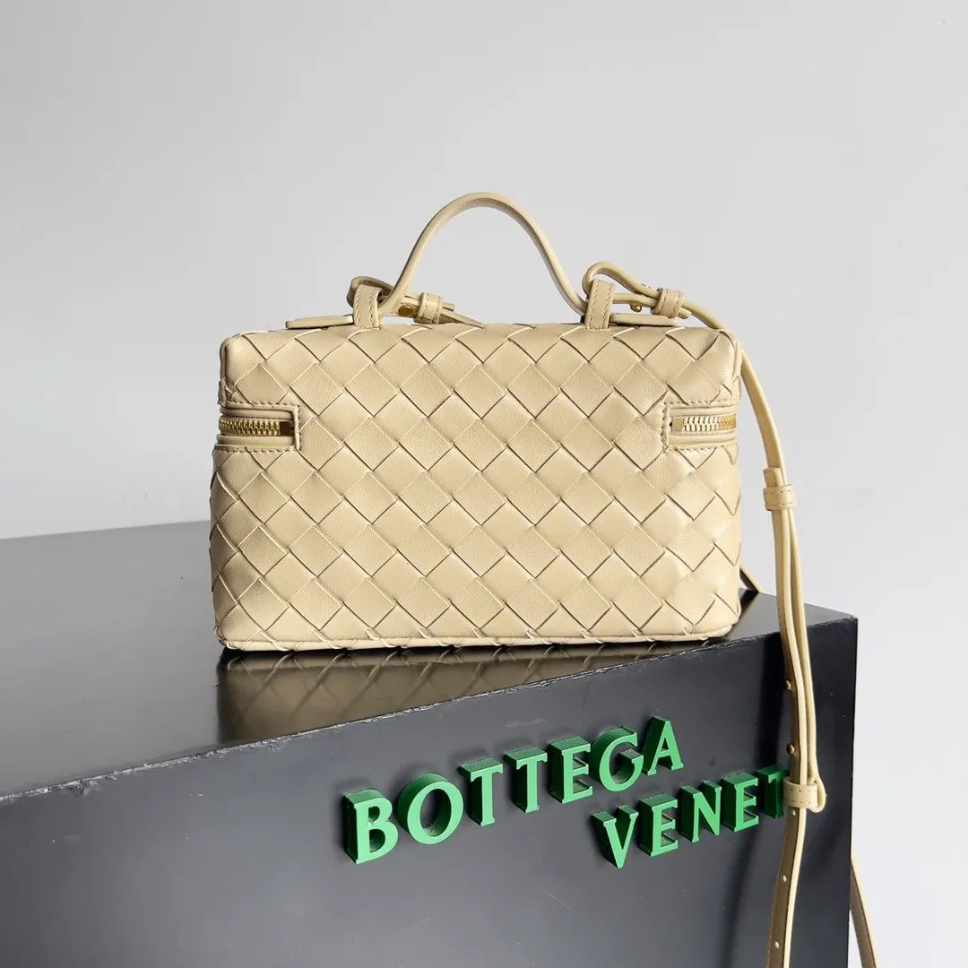 Batch 1360 Bottega Veneta 24 spring and summer woven zipper crossbody bag. A crossbody bag that can be used as a cosmetic bag. The exquisite weaving and compact body are an indispensable accessory for the upcoming summer. The double zipper also better protects the bag. It has a large capacity. If you like it, don’t miss it. Style number: 789109 Size: 22*12.5*5cm